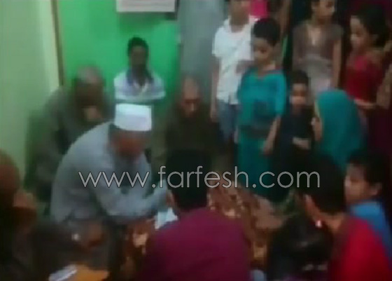 فيديو مأساوي: مأذون يفارق الحياة خلال عقده قران ابنته صورة رقم 2