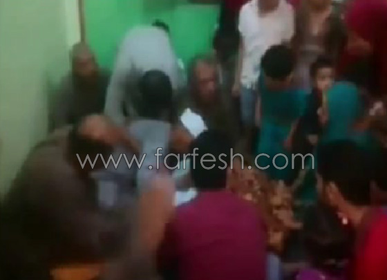 فيديو مأساوي: مأذون يفارق الحياة خلال عقده قران ابنته صورة رقم 4