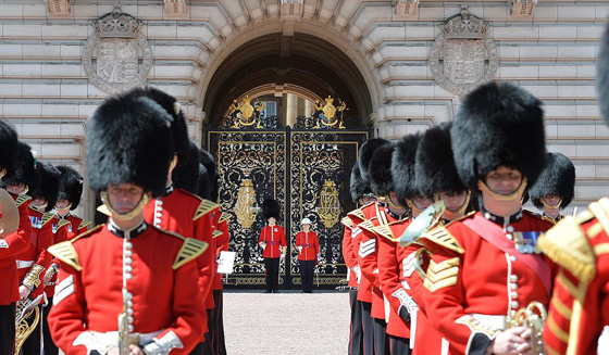 تعيين كندية في الـ24 من عمرها قائدةً لحرس الملكة إليزابيث صورة رقم 4