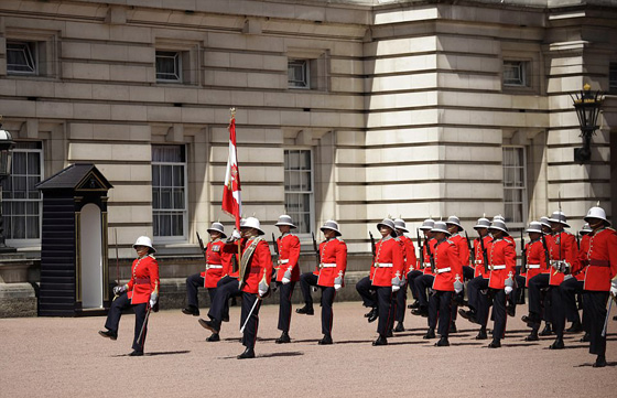 تعيين كندية في الـ24 من عمرها قائدةً لحرس الملكة إليزابيث صورة رقم 12