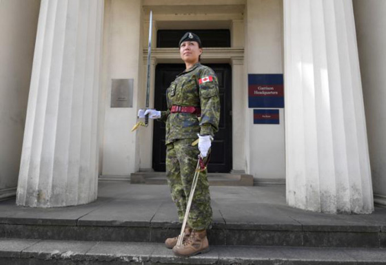 تعيين كندية في الـ24 من عمرها قائدةً لحرس الملكة إليزابيث صورة رقم 20