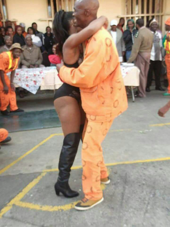 فضيحة في أحد سجون جوهانسبورغ.. نساء للترفيه عن النزلاء صورة رقم 2