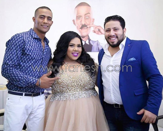 المنتج يفاجئ شيماء سيف ويتقدم لخطوبتها على المسرح وهي تطلق زغروطة صورة رقم 5