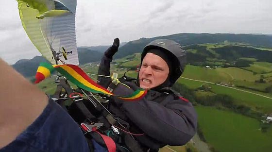 فيديو مرعب.. لحظة تشابك مظلة وسقوط صاحبها صورة رقم 2