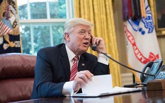 بالفيديو.. من هي صاحبة الفستان الاحمر التي فتنت ترامب؟! صورة رقم 1