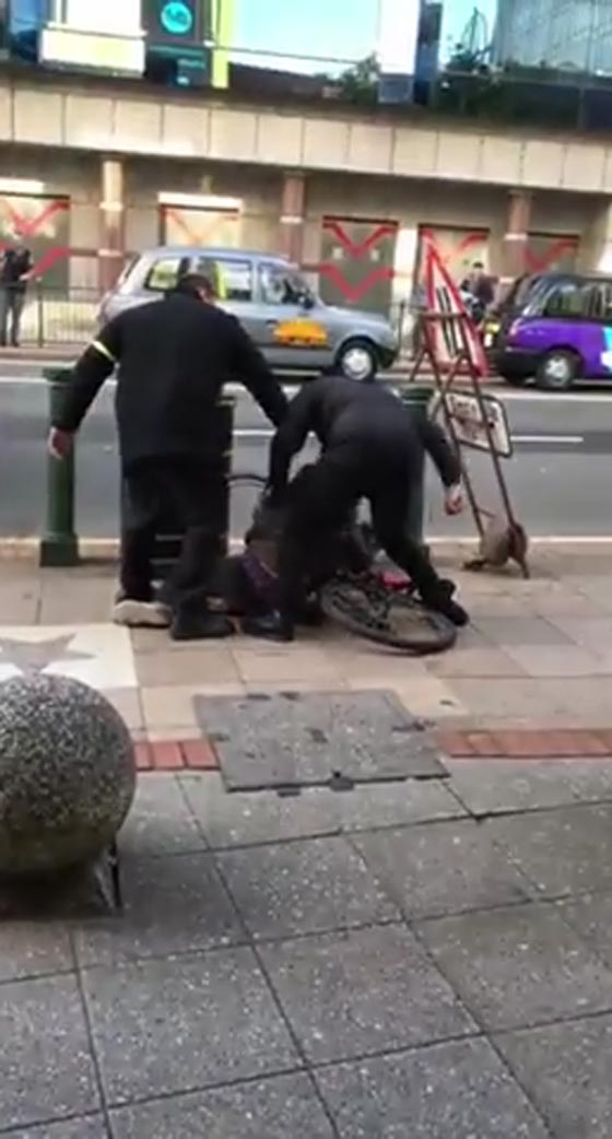 اقصاء حارس ملهى عن عمله بسبب اعتداء همجي على مشرد.. فيديو صورة رقم 1