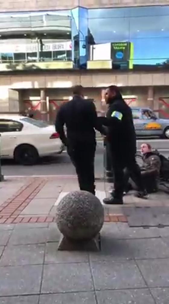 اقصاء حارس ملهى عن عمله بسبب اعتداء همجي على مشرد.. فيديو صورة رقم 2