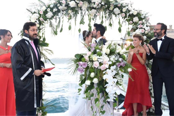 فيديوهات وصور زفاف النجمين التركيين بوارك أوزجيفيت وفهرية إيفجان صورة رقم 12