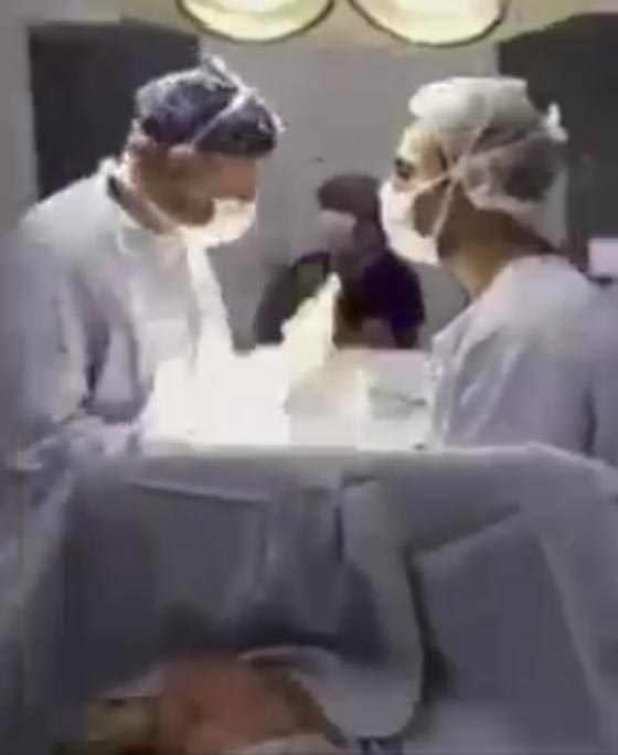 التحقيق مع اطباء تفاعلوا مع مباراة لمنتخب تشيلي اثناء عملية جراحية صورة رقم 1