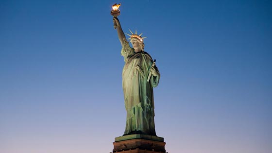  فيديو يكشف تغير لون تمثال الحرية في نيويورك عبر الزمن.. شاهد صورة رقم 9