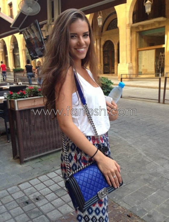 ماذا تحمل النجمات في حقائبهن؟ احداهن تحمل كلبتها والثانية (البونبون)! صورة رقم 8