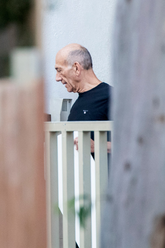 اطلاق سراح رئيس الوزراء الاسرائيلي السابق اولمرت ودخول النائب العربي باسل غطاس السجن صورة رقم 4