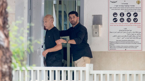 اطلاق سراح رئيس الوزراء الاسرائيلي السابق اولمرت ودخول النائب العربي باسل غطاس السجن صورة رقم 1