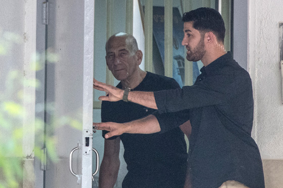 اطلاق سراح رئيس الوزراء الاسرائيلي السابق اولمرت ودخول النائب العربي باسل غطاس السجن صورة رقم 2