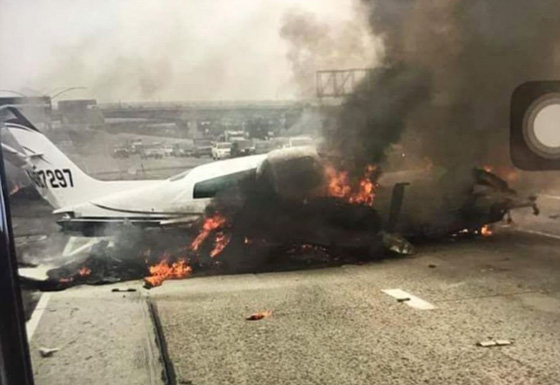 فيديو مثير.. تحطم طائرة صغيرة على طريق سريع في كاليفورنيا صورة رقم 4