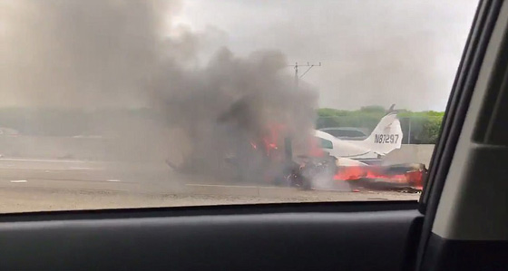 فيديو مثير.. تحطم طائرة صغيرة على طريق سريع في كاليفورنيا صورة رقم 5