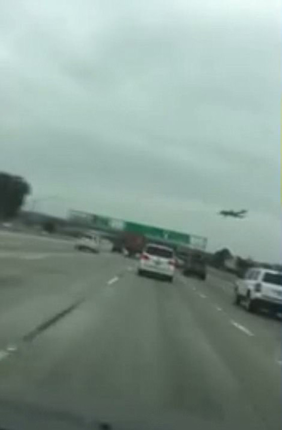 فيديو مثير.. تحطم طائرة صغيرة على طريق سريع في كاليفورنيا صورة رقم 8