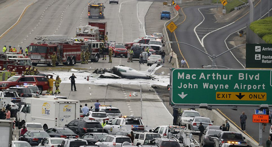 فيديو مثير.. تحطم طائرة صغيرة على طريق سريع في كاليفورنيا صورة رقم 12