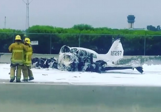 فيديو مثير.. تحطم طائرة صغيرة على طريق سريع في كاليفورنيا صورة رقم 13