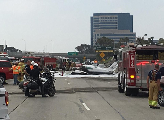 فيديو مثير.. تحطم طائرة صغيرة على طريق سريع في كاليفورنيا صورة رقم 15