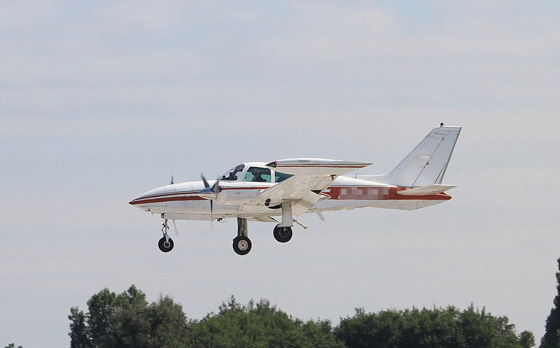 فيديو مثير.. تحطم طائرة صغيرة على طريق سريع في كاليفورنيا صورة رقم 18