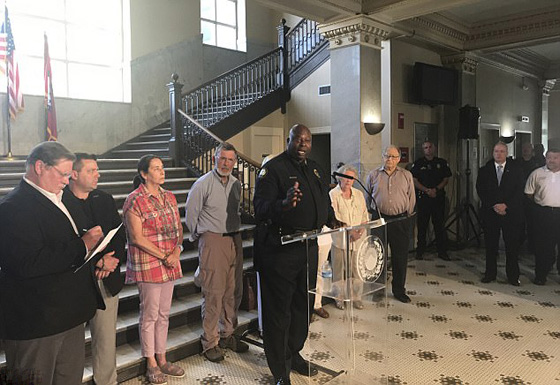 معركة بالاسلحة النارية داخل ملهى مكتظ بالرواد في اركنساس الامريكية صورة رقم 7