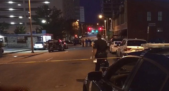 معركة بالاسلحة النارية داخل ملهى مكتظ بالرواد في اركنساس الامريكية صورة رقم 9