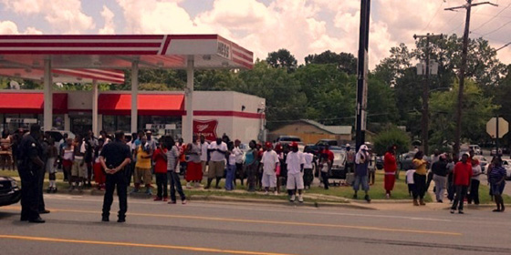 معركة بالاسلحة النارية داخل ملهى مكتظ بالرواد في اركنساس الامريكية صورة رقم 2