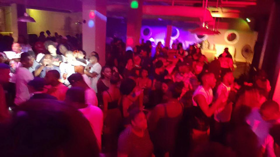 معركة بالاسلحة النارية داخل ملهى مكتظ بالرواد في اركنساس الامريكية صورة رقم 3