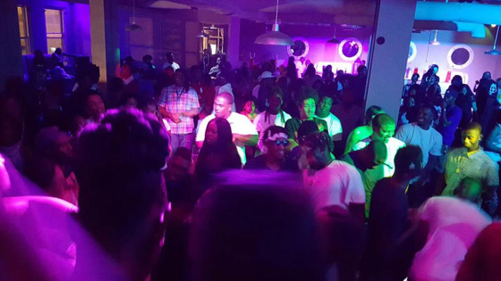 معركة بالاسلحة النارية داخل ملهى مكتظ بالرواد في اركنساس الامريكية صورة رقم 4