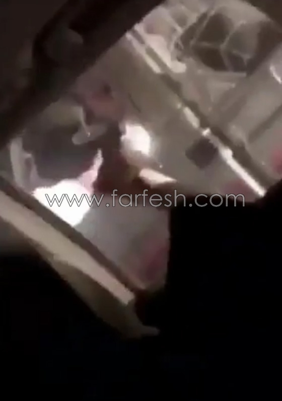 خليجي يشهر السلاح بوجه طليقته لانها حصلت على حضانة ابنتهما.. فيديو صورة رقم 2