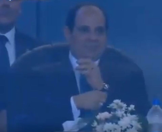 فيديو السيسي يمسح انفه ويضع المنديل في كمه يثير اشمئزاز المصريين! صورة رقم 1