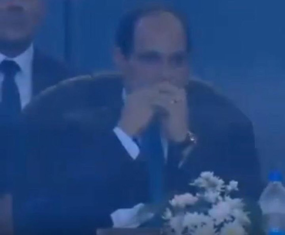 فيديو السيسي يمسح انفه ويضع المنديل في كمه يثير اشمئزاز المصريين! صورة رقم 2