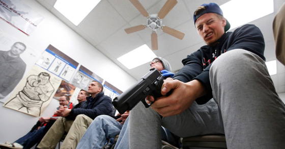 رغم انه يقتل 30 الفا سنويا.. السلاح قبل الكتاب في الجامعات الامريكية! صورة رقم 1