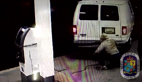 فيديو مثير.. لصوص يحاولون اقتلاع جهاز صراف آلي بسيارتهم صورة رقم 1