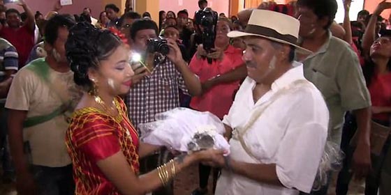 عمدة مدينة مكسيكية يعقد قرانه على تمساح.. ما غايته؟! فيديو صورة رقم 1