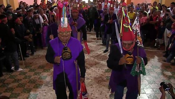 عمدة مدينة مكسيكية يعقد قرانه على تمساح.. ما غايته؟! فيديو صورة رقم 3