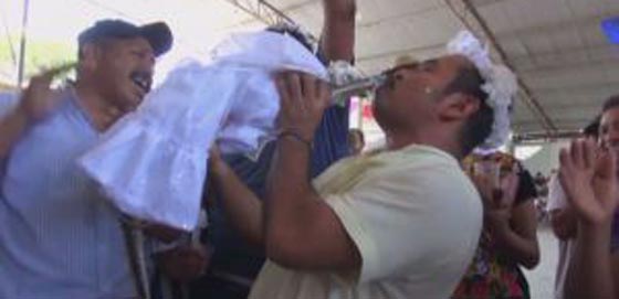 عمدة مدينة مكسيكية يعقد قرانه على تمساح.. ما غايته؟! فيديو صورة رقم 6