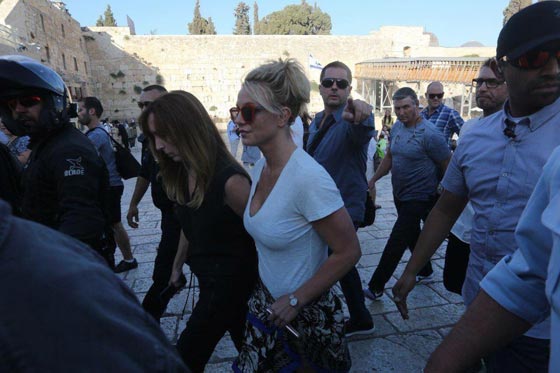  بريتيني سبيرز تتسبب بفوضى عارمة عند حائط البراق وتلغي لقاء مع نتنياهو صورة رقم 1