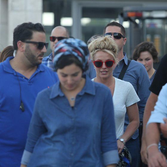  بريتيني سبيرز تتسبب بفوضى عارمة عند حائط البراق وتلغي لقاء مع نتنياهو صورة رقم 3