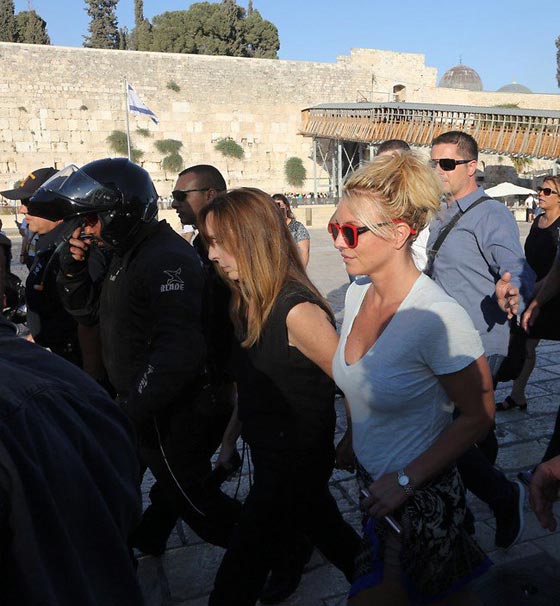  بريتيني سبيرز تتسبب بفوضى عارمة عند حائط البراق وتلغي لقاء مع نتنياهو صورة رقم 4