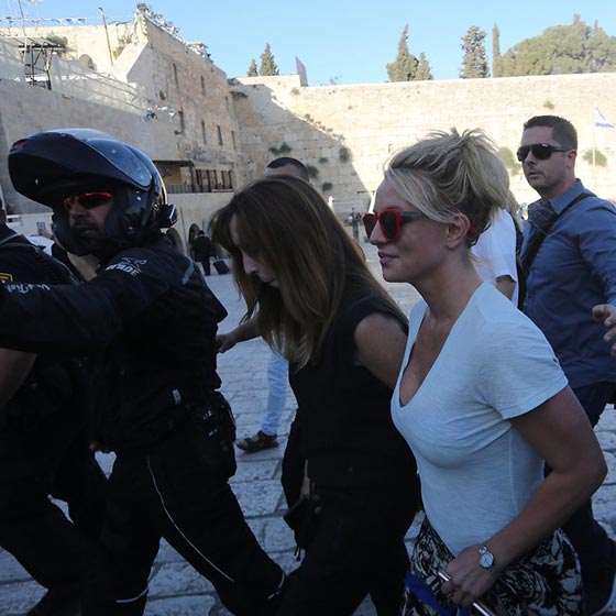  بريتيني سبيرز تتسبب بفوضى عارمة عند حائط البراق وتلغي لقاء مع نتنياهو صورة رقم 5