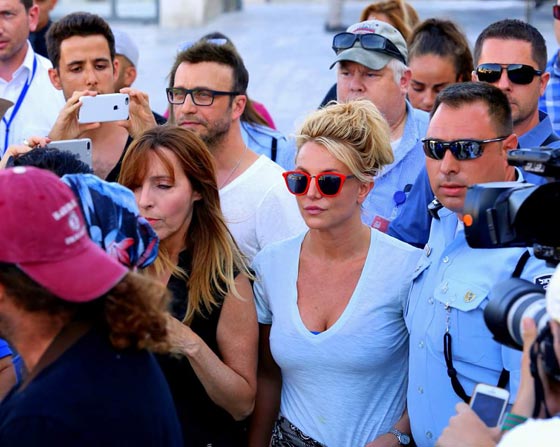  بريتيني سبيرز تتسبب بفوضى عارمة عند حائط البراق وتلغي لقاء مع نتنياهو صورة رقم 6