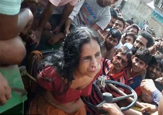 مختلة عقليا اتهموها بانها تخطف الاولاد واعدموها بوحشية في الشارع! صورة رقم 3