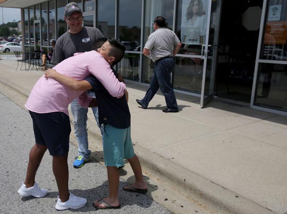 شاب سعودي يصبح بطلا في عيون الامريكان بعد ان انقذ طفلا من الاختناق صورة رقم 1