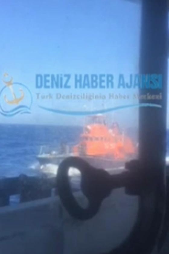 مواجهة بحرية بين سفينة شحن تركية وخفر السواحل اليوناني.. فيديو صورة رقم 3