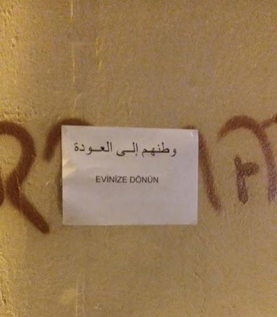 أتراك يطالبون بترحيل السوريين بعد قيام شابين بتصوير فتيات على الشاطئ صورة رقم 2