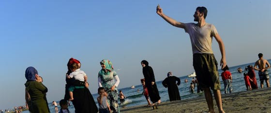 أتراك يطالبون بترحيل السوريين بعد قيام شابين بتصوير فتيات على الشاطئ صورة رقم 1