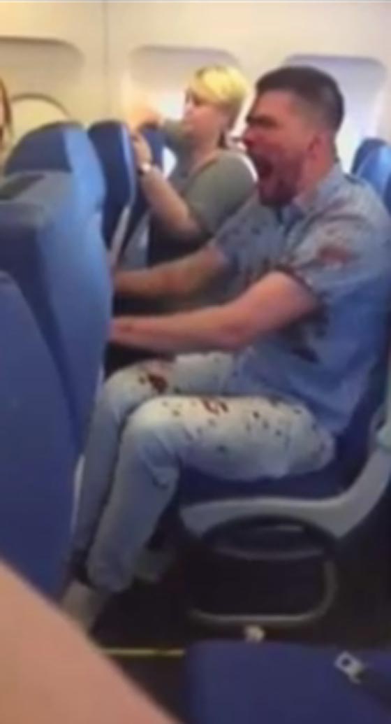 بالفيديو.. راكب يثير الذعر على متن طائرة روسية صورة رقم 1