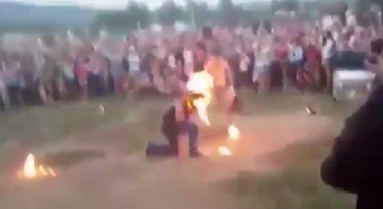 فيديو مروع: لاعب سيرك يرتكب خطأ كاد يقتله محترقاً!! صورة رقم 2